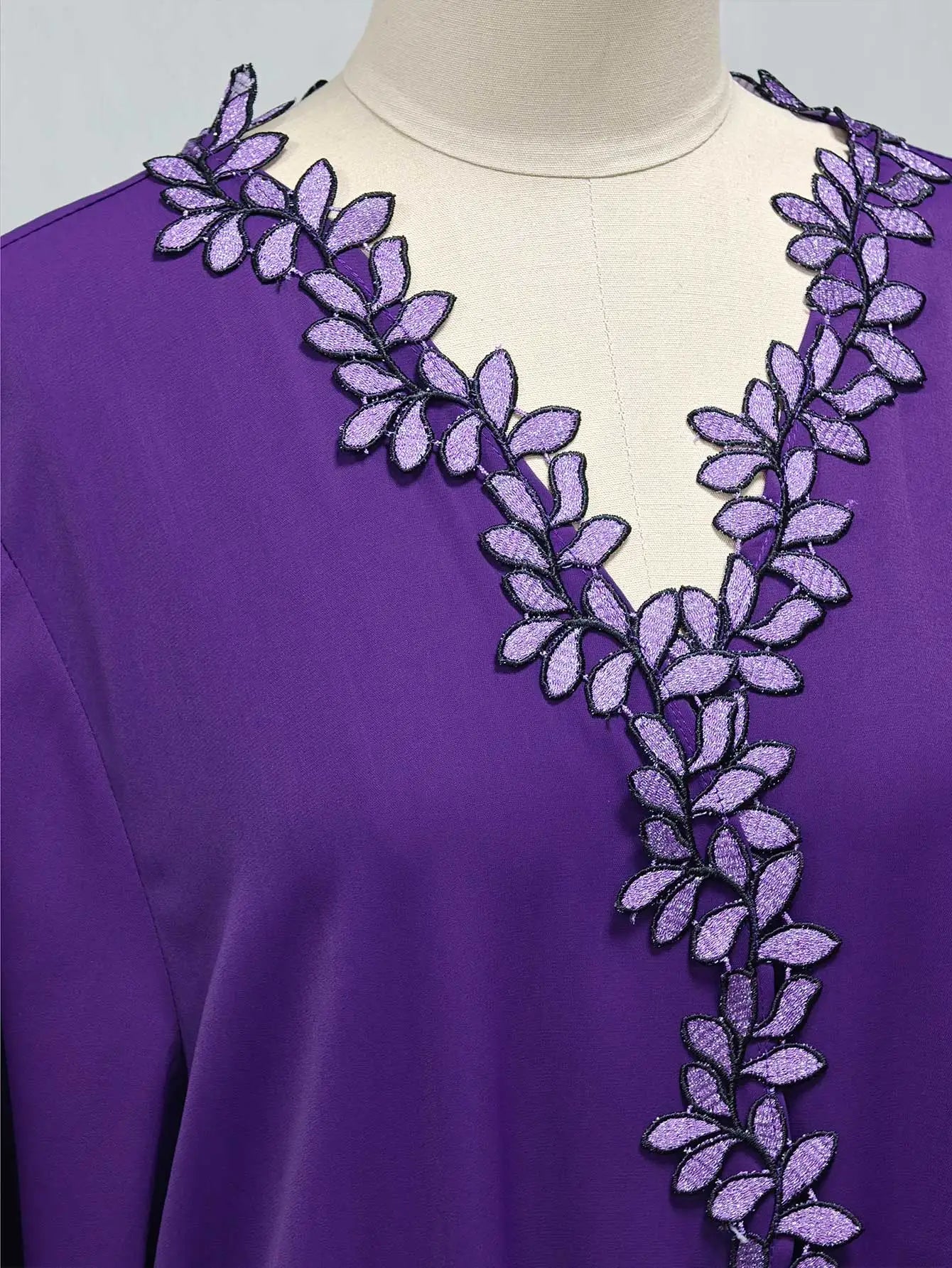 Green Muslim Abaya Long length Robe with Artistic Leaf Embroidery for Women Seeking a Blend of Traditional and Stylish Design