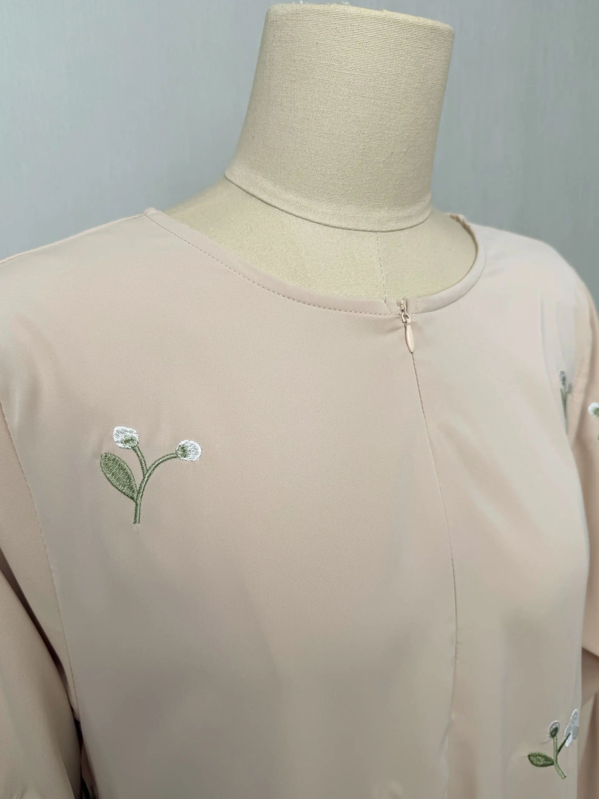 Stylish Muslim Islamic Abaya for Women Light Green Floral Embroidery Delicate Cuffs Ideal for UAE Saudi Arabia Qatar